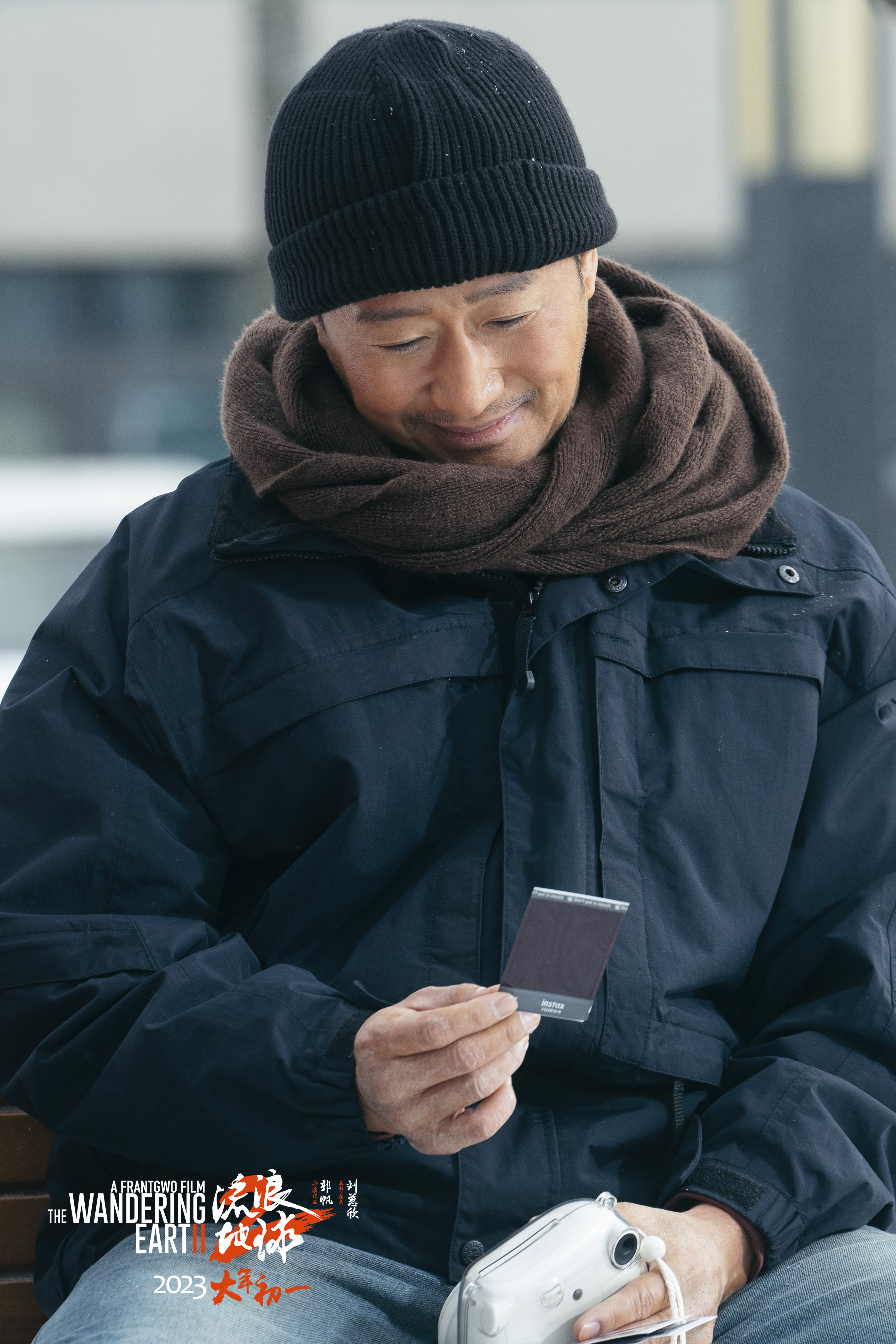 43113107.jpg 刘培强面带微笑看一家人合照.jpg